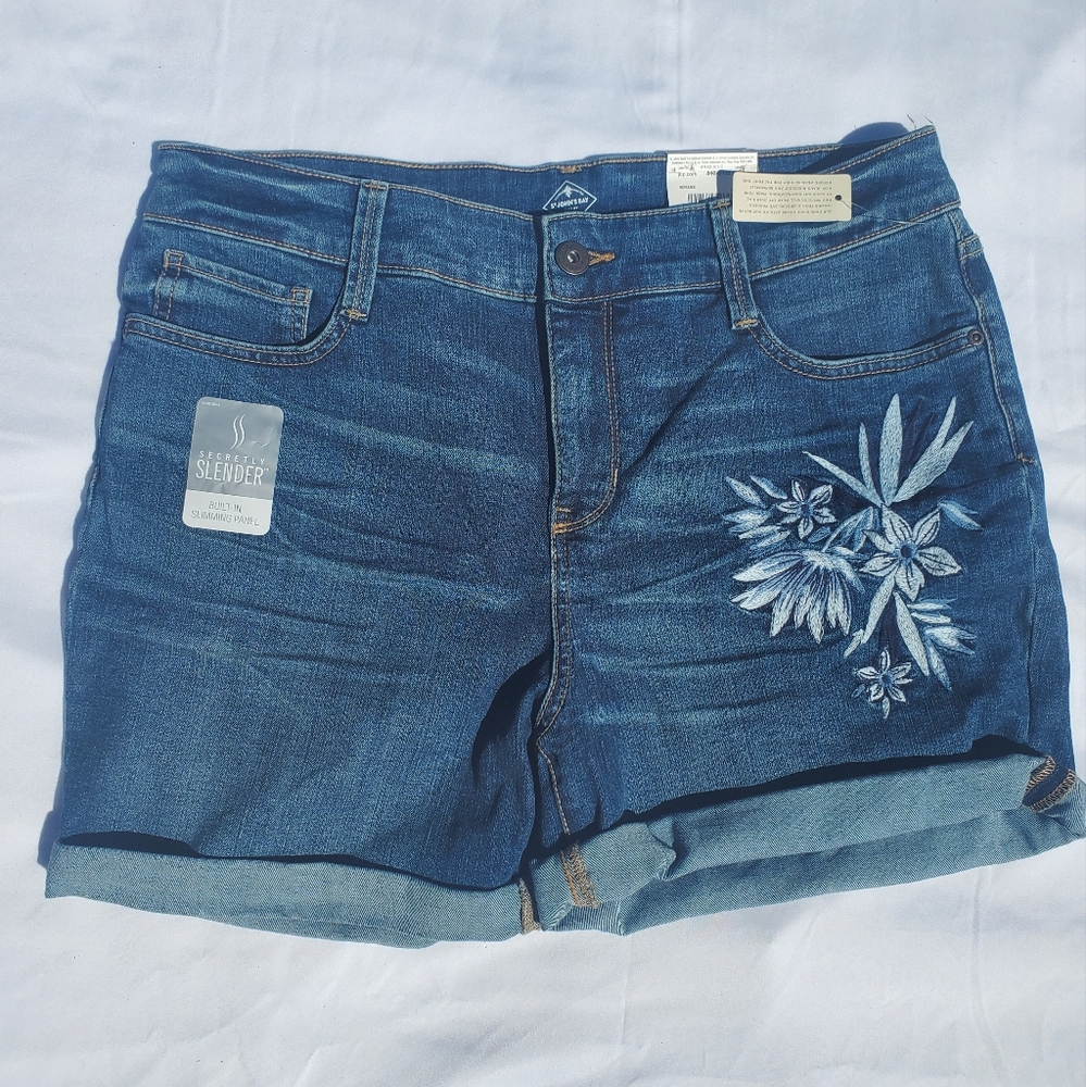 NWT St John's Bay Blue Denim Shorts Size 12 Mid-Rise Embroidered White Floral